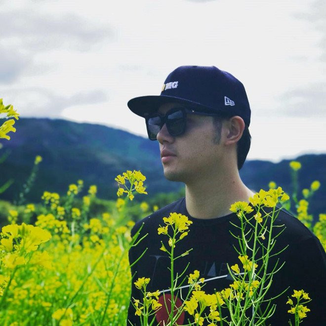 Anh chang dien trai chup anh voi Luong Xuan Truong la ai? hinh anh 4