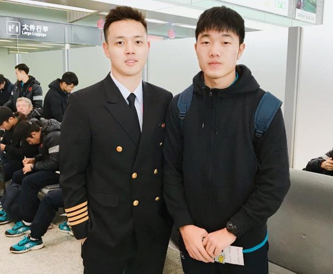 Anh chang dien trai chup anh voi Luong Xuan Truong la ai? hinh anh 1