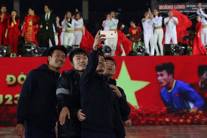 Fan nu thich thu khi Tien Dung 'giat ban minh' trong dem gala hinh anh 2