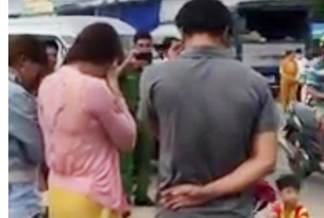 Lam ro clip cong an 'beu rieu' nguoi mua ban dam giua pho hinh anh 2