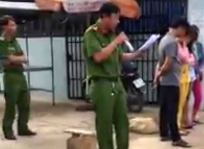 Lam ro clip cong an 'beu rieu' nguoi mua ban dam giua pho hinh anh 1