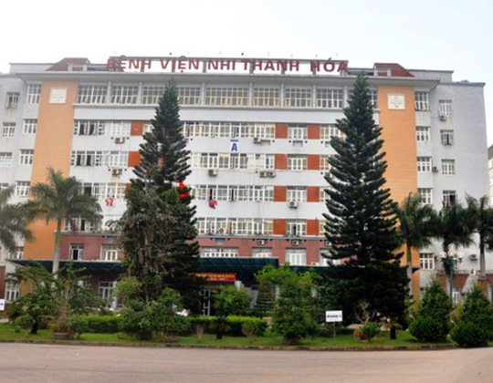 Khai quật tử thi bé 15 tháng tuổi điều tra nghi án bị bệnh viện đánh rơi - Ảnh 2.