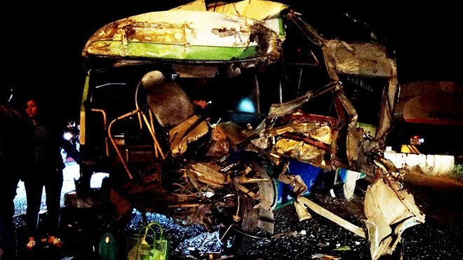 Oto khach doi dau xe buyt, 1 nguoi chet, 6 nguoi bi thuong hinh anh 2