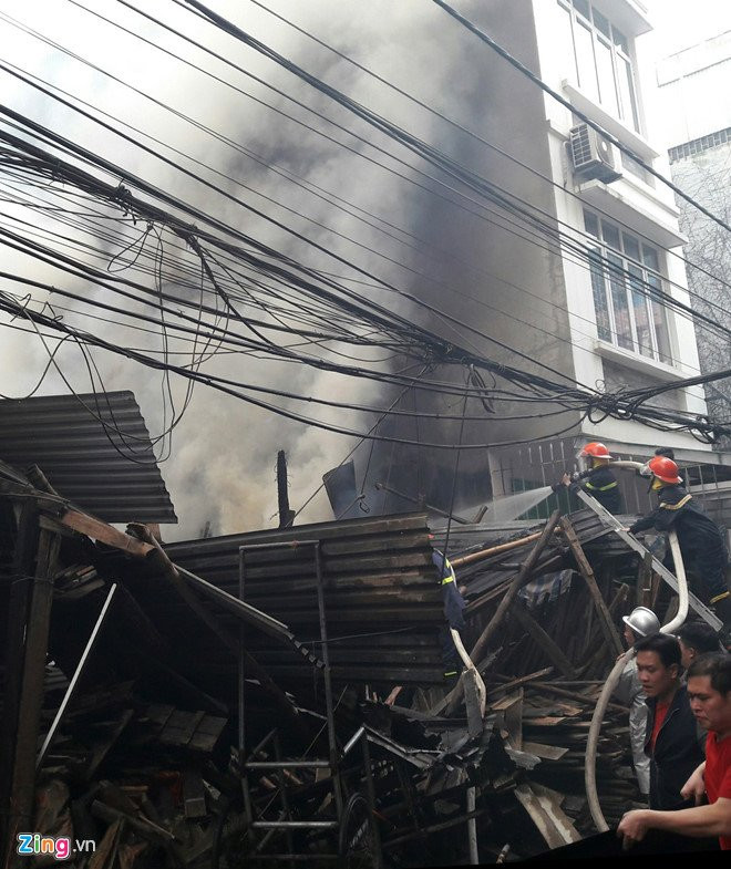 Cua hang sua xe chay ngun ngut chieu 30 Tet hinh anh 1