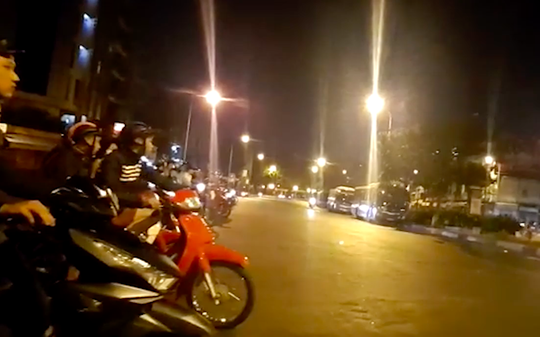 Ngang nhiên chặn đường để đua xe ở TP HCM - Ảnh 2.