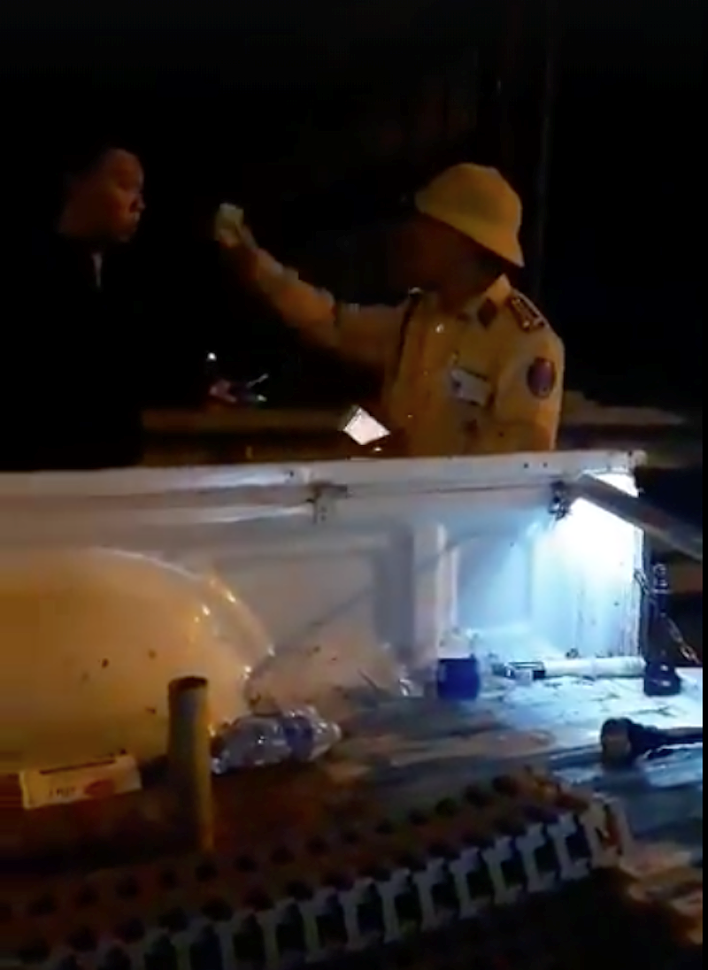 vung-tay-voi-dan_olxa (1)