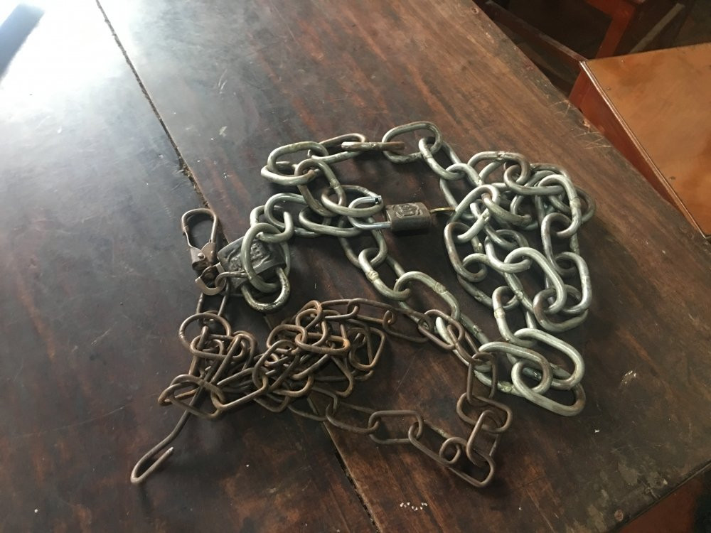 A1 xich sat gong vao nguoi chau Nam