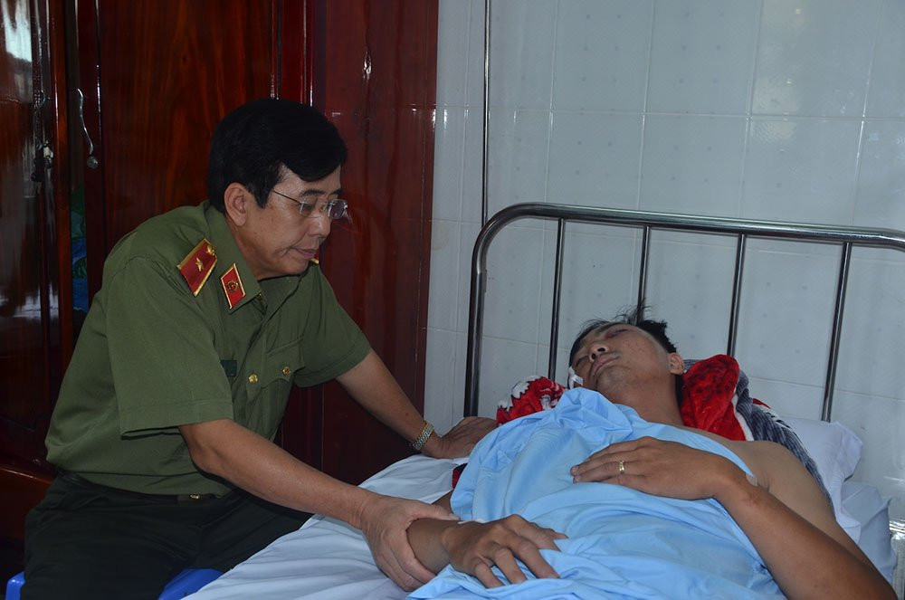 dien-bien-moi-vu-hai-cong-an-bi-nhom-nghi-buon-lau-danh-trong-thuong-1