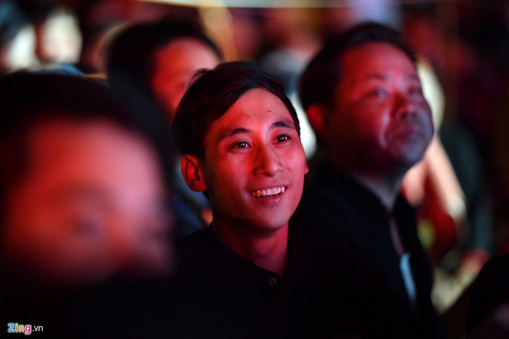 Thanh nien Pa Then chan tran nhay mua tren dong lua hung huc hinh anh 4