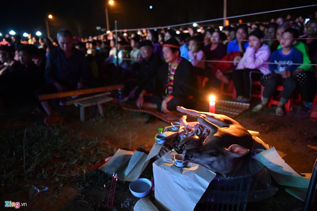 Thanh nien Pa Then chan tran nhay mua tren dong lua hung huc hinh anh 1