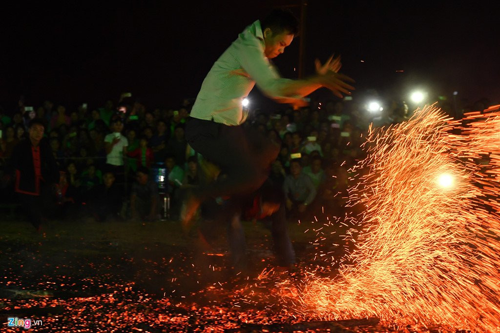 Thanh nien Pa Then chan tran nhay mua tren dong lua hung huc hinh anh 12