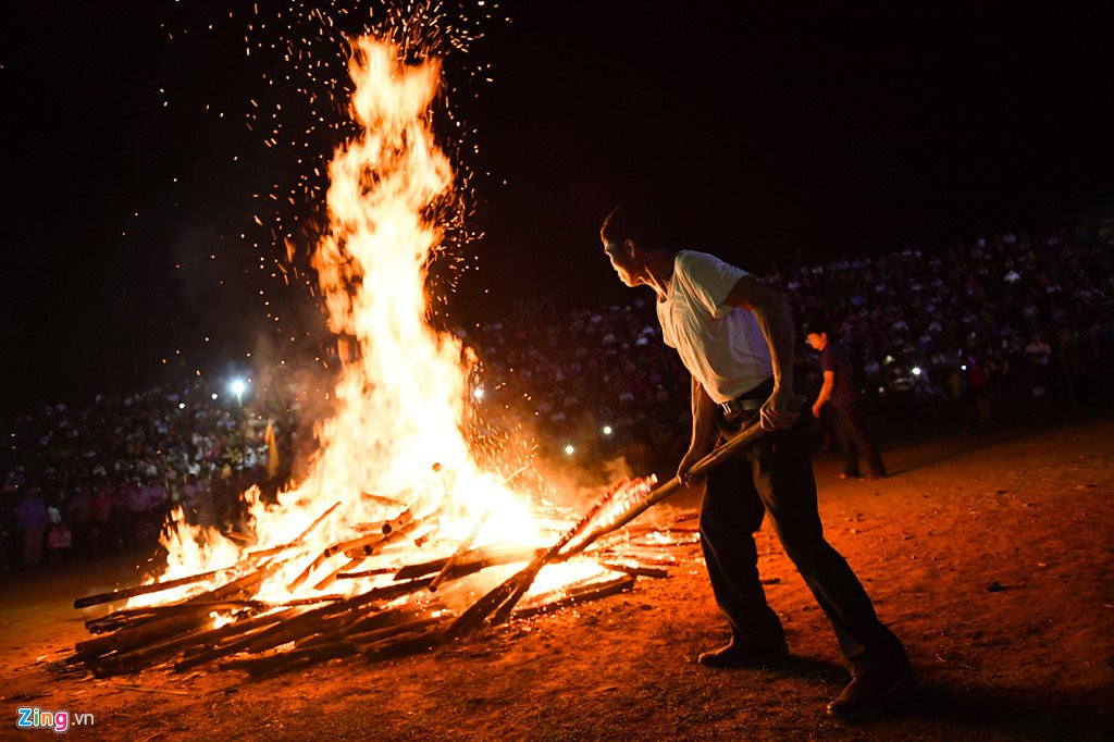 Thanh nien Pa Then chan tran nhay mua tren dong lua hung huc hinh anh 3