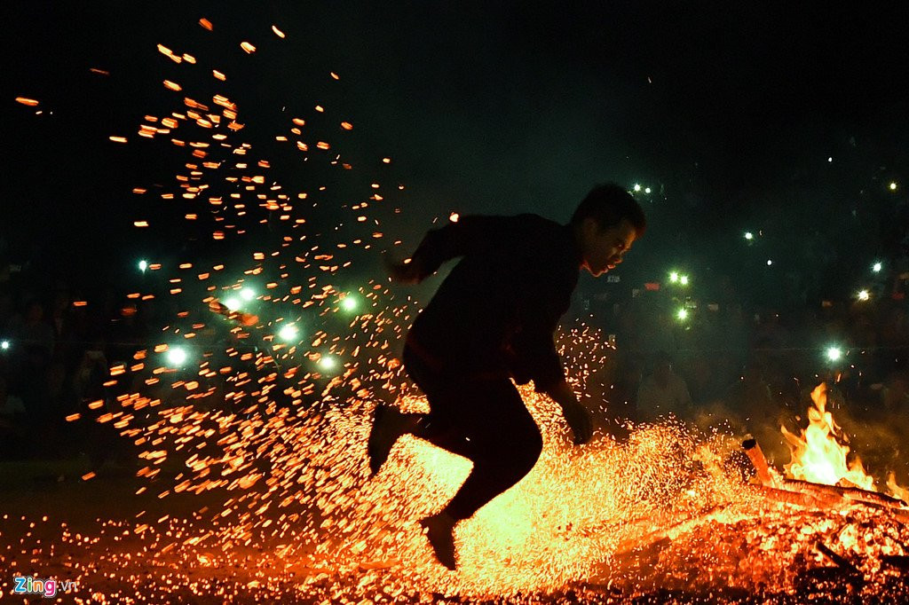 Thanh nien Pa Then chan tran nhay mua tren dong lua hung huc hinh anh 9