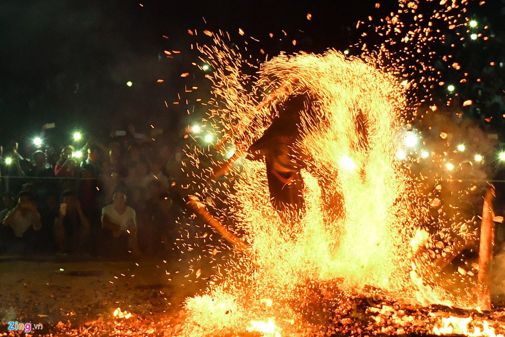Thanh nien Pa Then chan tran nhay mua tren dong lua hung huc hinh anh 10