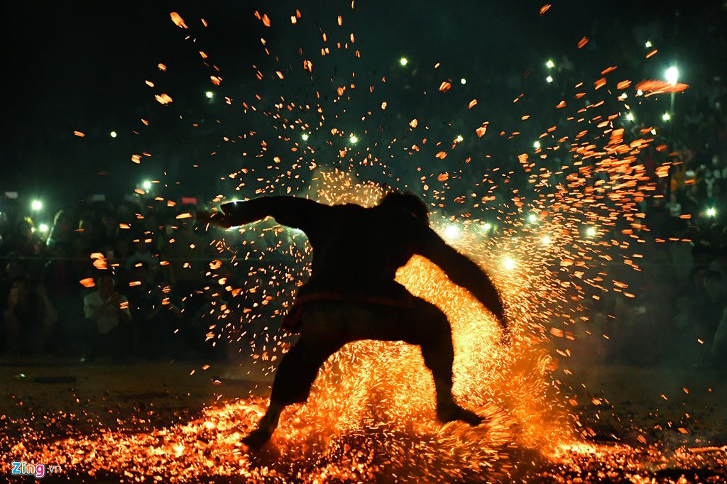 Thanh nien Pa Then chan tran nhay mua tren dong lua hung huc hinh anh 6