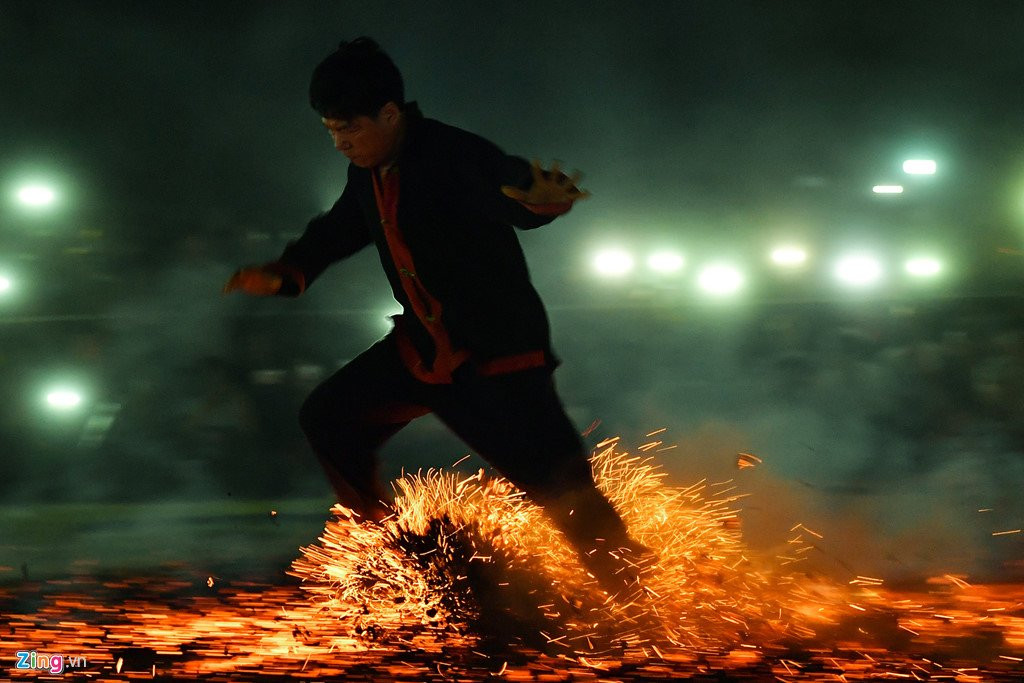 Thanh nien Pa Then chan tran nhay mua tren dong lua hung huc hinh anh 7