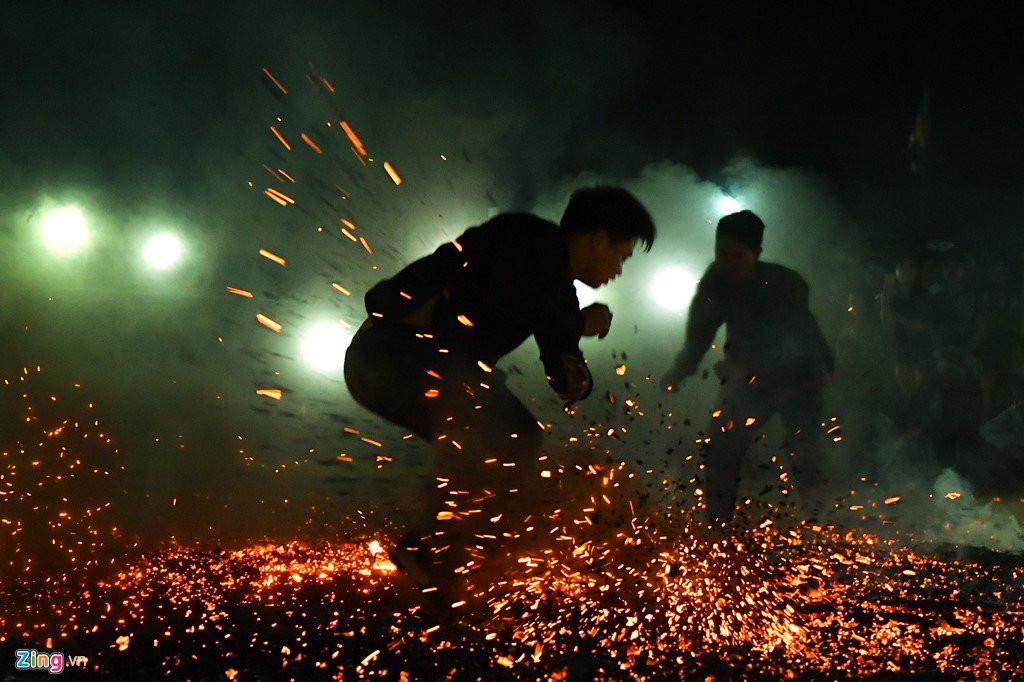 Thanh nien Pa Then chan tran nhay mua tren dong lua hung huc hinh anh 14