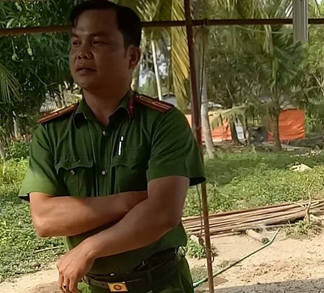 Thieu ta cong an bi to dan con do di danh dan hinh anh 1