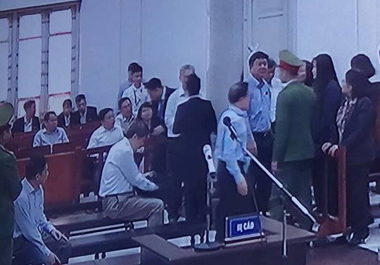 Video ông Đinh La Thăng trò chuyện với những người chung quanh khi HĐXX hội ý - Ảnh 1.