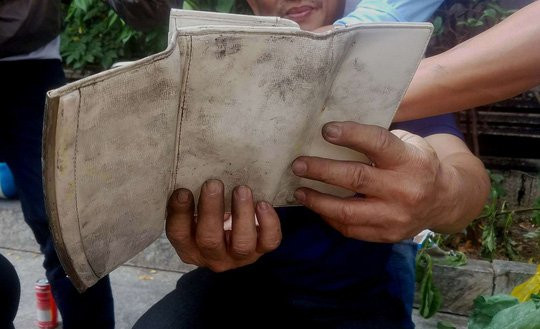 Túi xách chứa cọc tiền nghi của nạn nhân tử vong ở chung cư Carina - Ảnh 3.