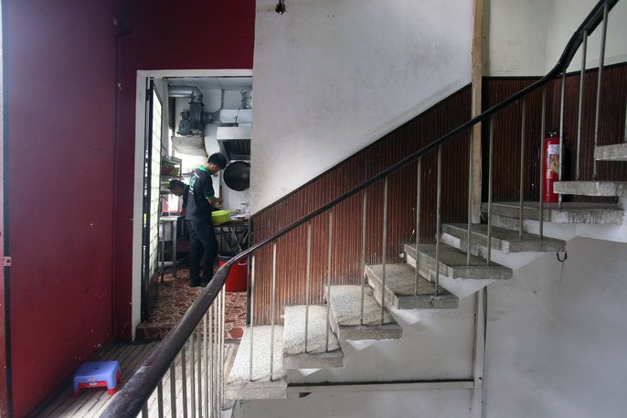 Tử thần chực chờ các chung cư cũ tại TP HCM - Ảnh 2.