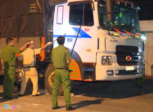 Tai xe lai xe tai lao vao canh sat roi chot cua co thu 3 gio hinh anh 3