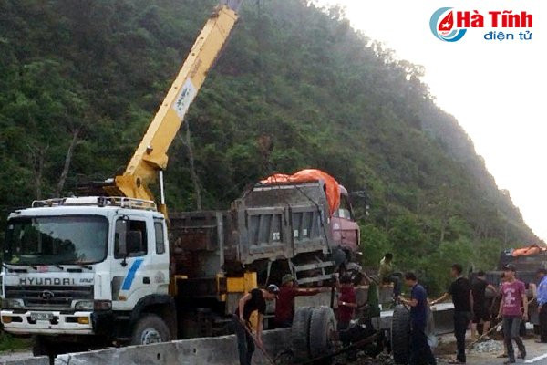 xe tai dang chay bong bay 4 banh truoc sang lan duong doi dien