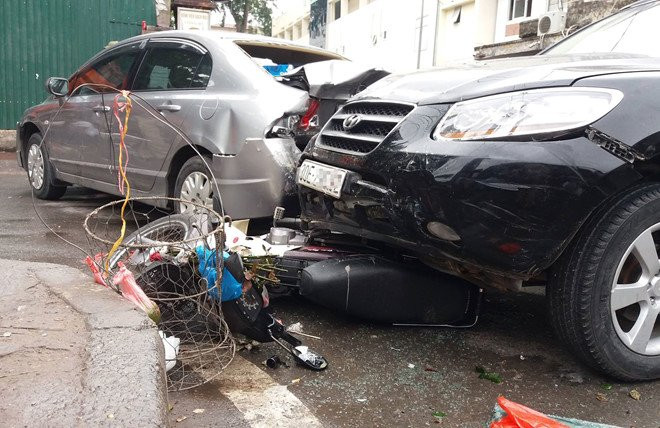 Hang loat xe tong lien hoan o Ha Noi, nhieu nguoi bi thuong hinh anh 2