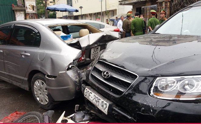 Hang loat xe tong lien hoan o Ha Noi, nhieu nguoi bi thuong hinh anh 1