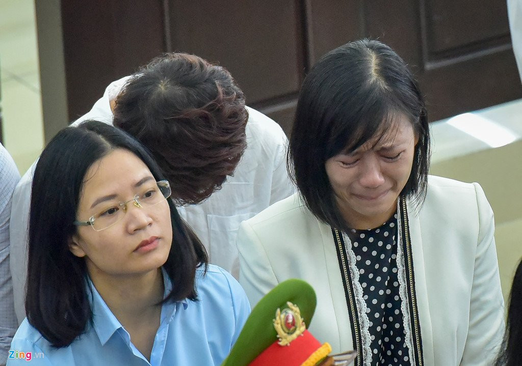 Nu cuoi, nuoc mat trong phien xu phuc tham Ha Van Tham hinh anh 8