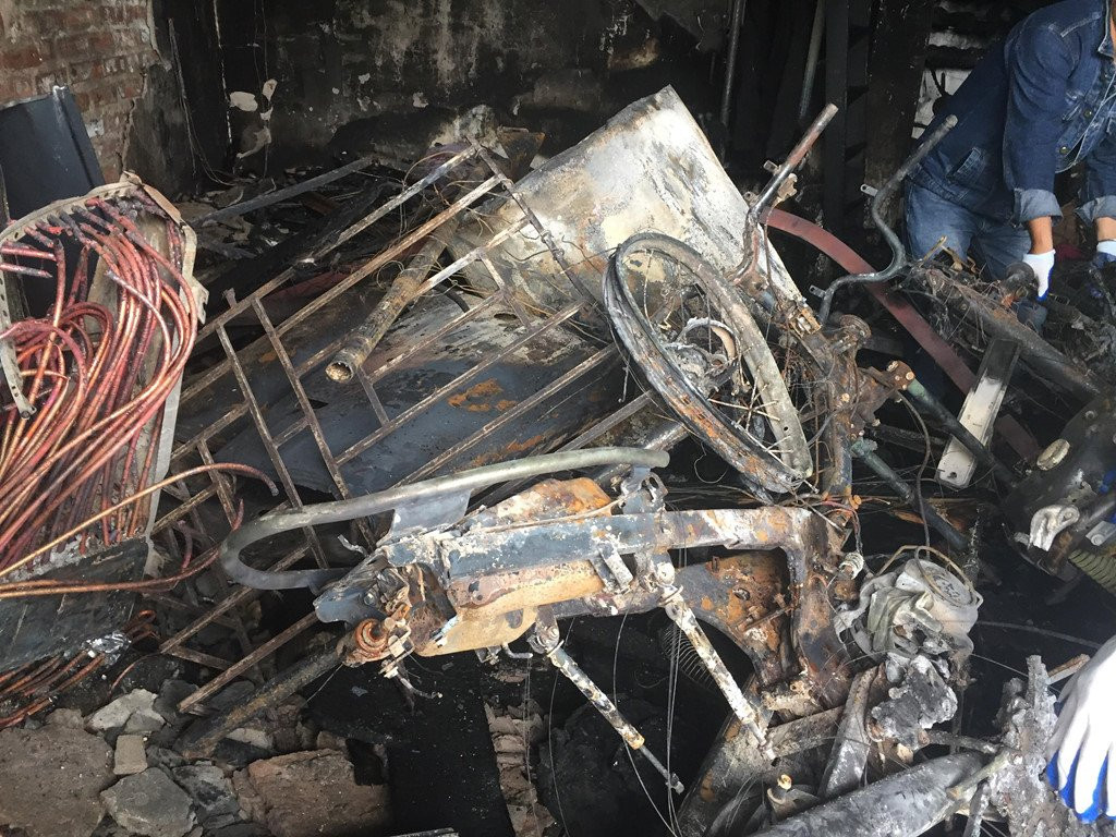 Do dac chay rui ben trong cua hang co 3 me con tu vong hinh anh 6