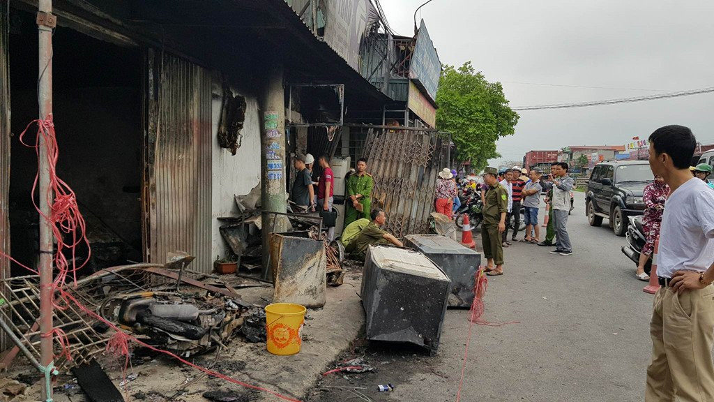 Do dac chay rui ben trong cua hang co 3 me con tu vong hinh anh 2