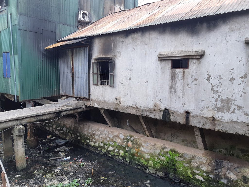 Do dac chay rui ben trong cua hang co 3 me con tu vong hinh anh 7