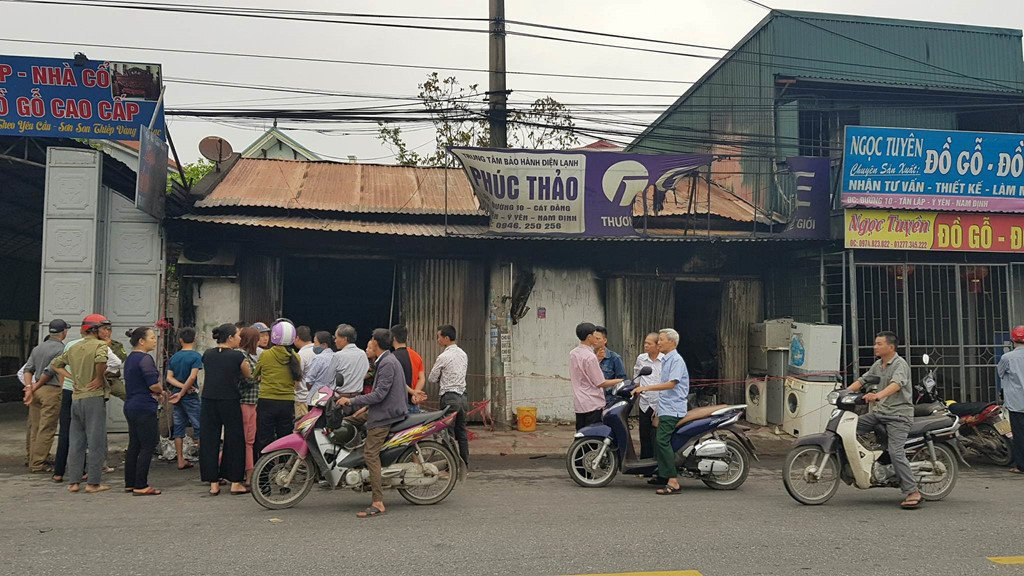 Do dac chay rui ben trong cua hang co 3 me con tu vong hinh anh 1