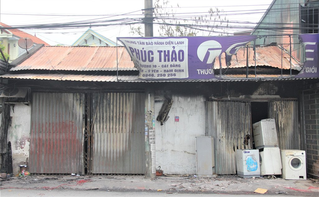 Do dac chay rui ben trong cua hang co 3 me con tu vong hinh anh 8