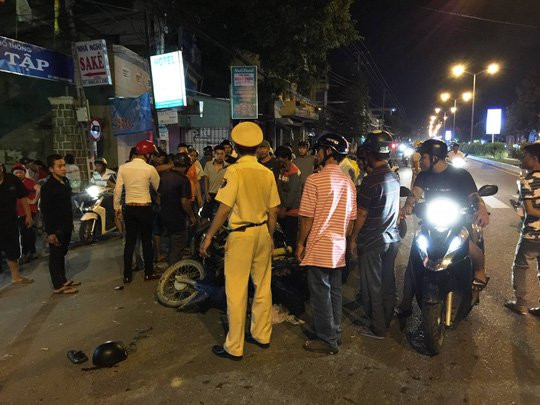 Xe máy chạy nhanh tông người qua đường tử vong tại chỗ - Ảnh 1.