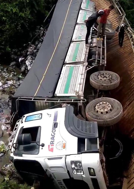 Xe chở quá tải gần gấp 4 lần làm sập cầu, rơi xuống sông - Ảnh 1.