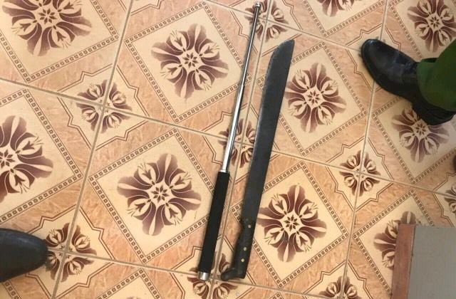 Tai xe oto rut ma tau de giai quyet khi va quet tren duong hinh anh 2