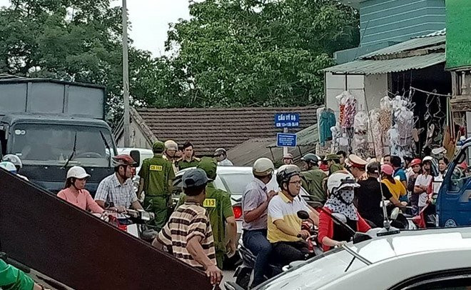 Tai xe oto rut ma tau de giai quyet khi va quet tren duong hinh anh 1