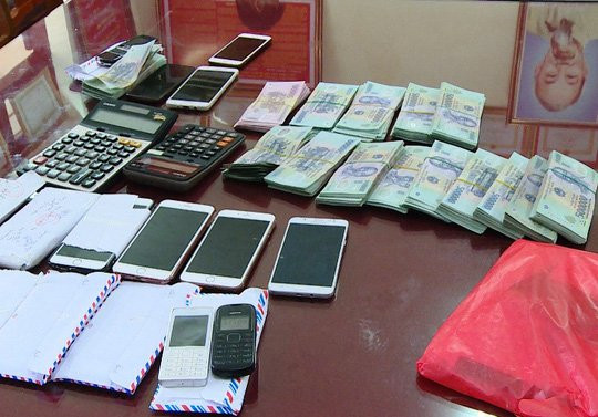 Phá đường dây ghi lô đề 100 tỉ đồng sử dụng điện thoại thông minh - Ảnh 3.
