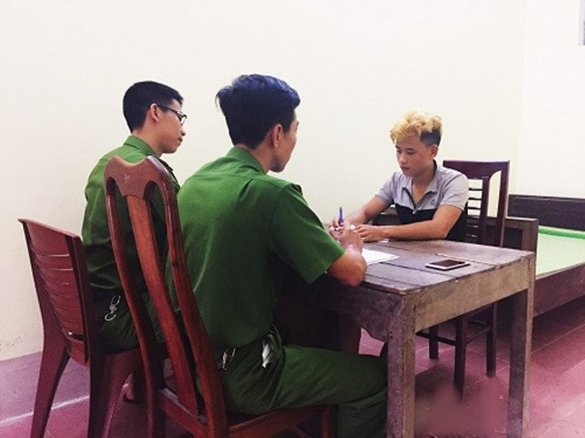 Bat ga trai cuong buc co gai trong nha hoang hinh anh 1