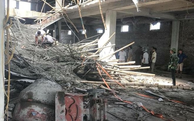 Sap gian giao tai sieu thi dang thi cong, mot nguoi tu vong hinh anh 1