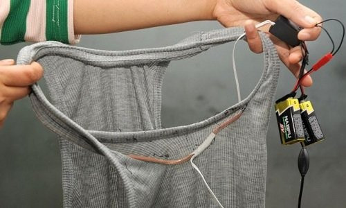 Nhiều thiết bị gian lận được giấu trong áo lót. Ảnh: SCMP