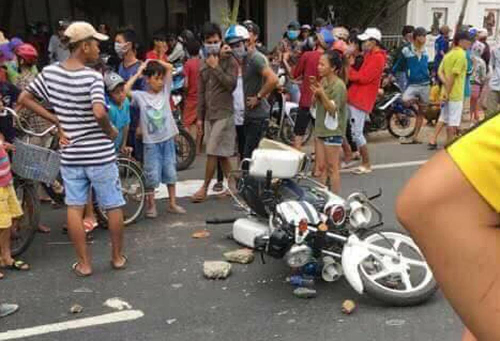 nhieu-nguoi-qua-khich-tran-vao-tru-so-ubnd-tinh-binh-thuan-4 4