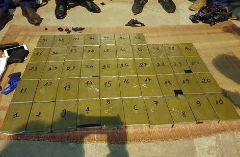 Tu hinh 2 ke van chuyen 47 banh heroin bang oto hinh anh 2