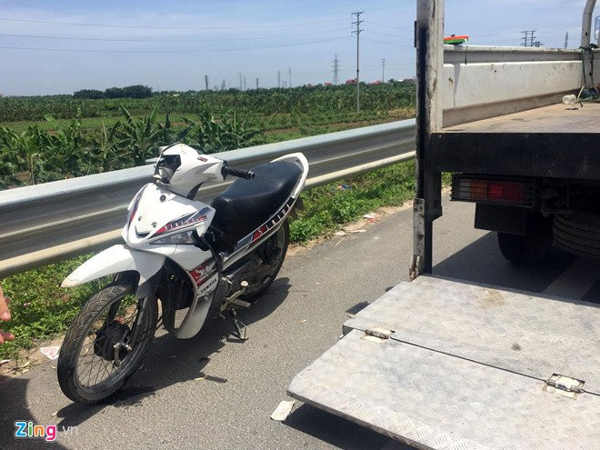 Nguoi than 2 nu sinh tu vong mang quan tai den tru so cong an hinh anh 2