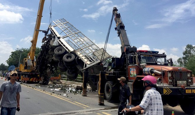 Phu xe tu vong khi oto tai lao xuong cau hinh anh 1