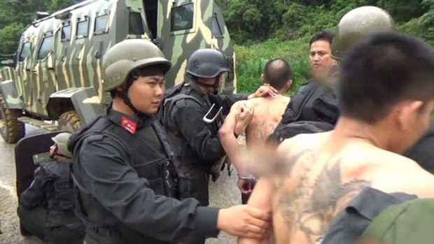 Cảnh sát bắt giữ các đối tượng. Nguồn: Người Đưa Tin