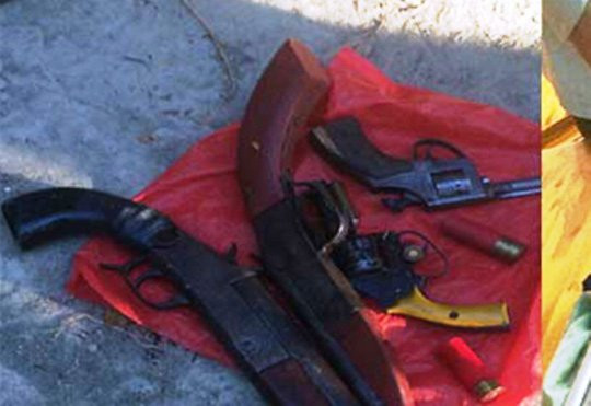 40 tên côn đồ chuẩn bị hỗn chiến, thấy công an ném 4 khẩu súng tháo chạy - Ảnh 1.