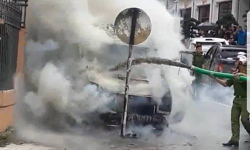 Sa Pa: Phun cả xe hút bể phốt cứu ô tô đang cháy ngùn ngụt